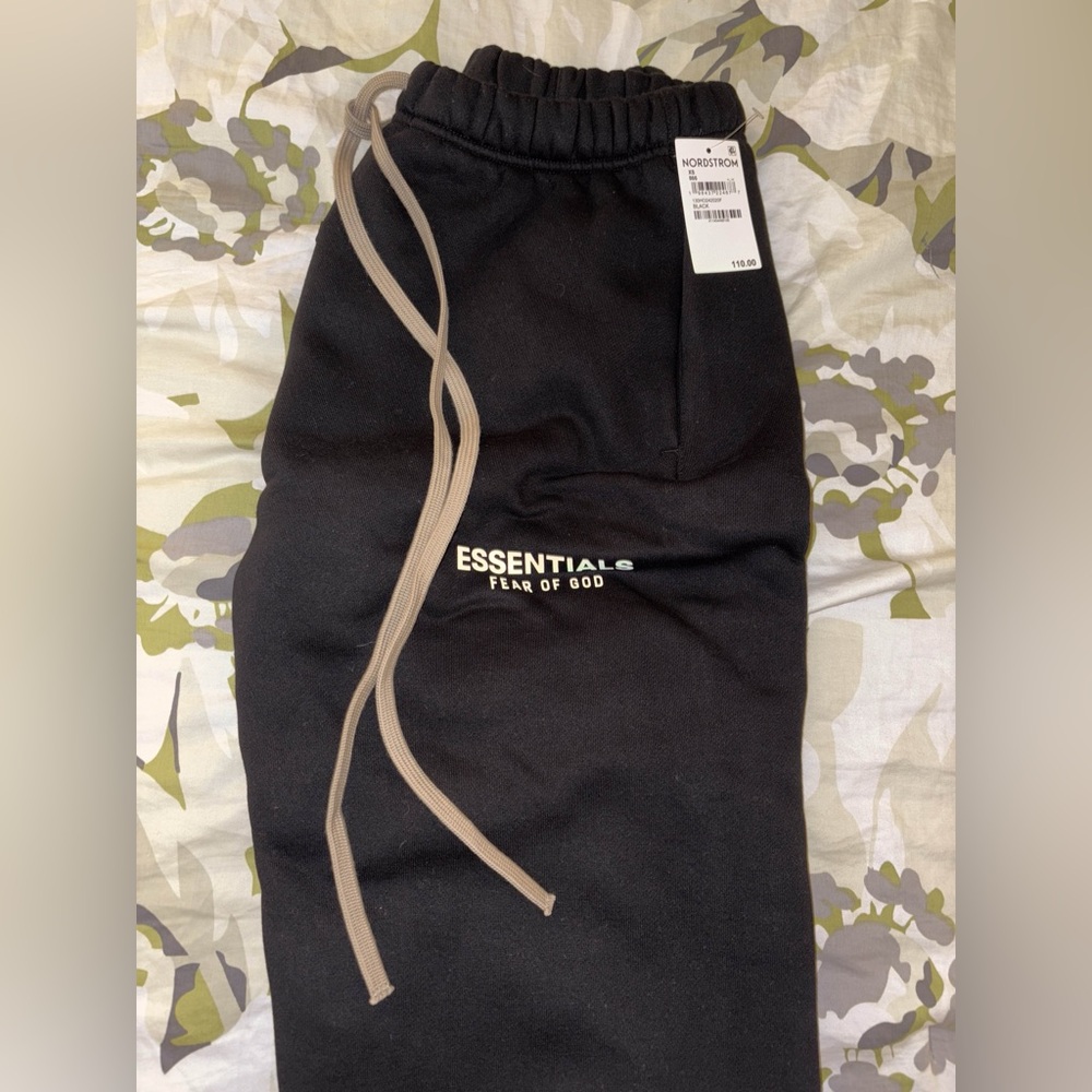 Fear of God Essentials Fleece
Essential Sweatpant (FW24) Sz. XS